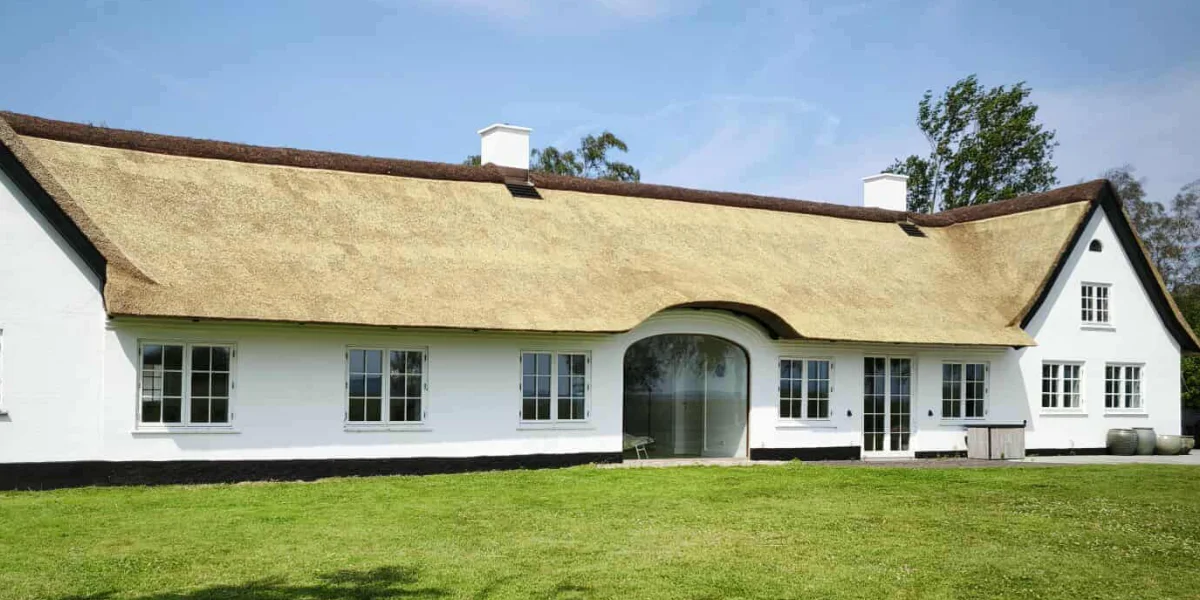 White cottage with thatched reed roof